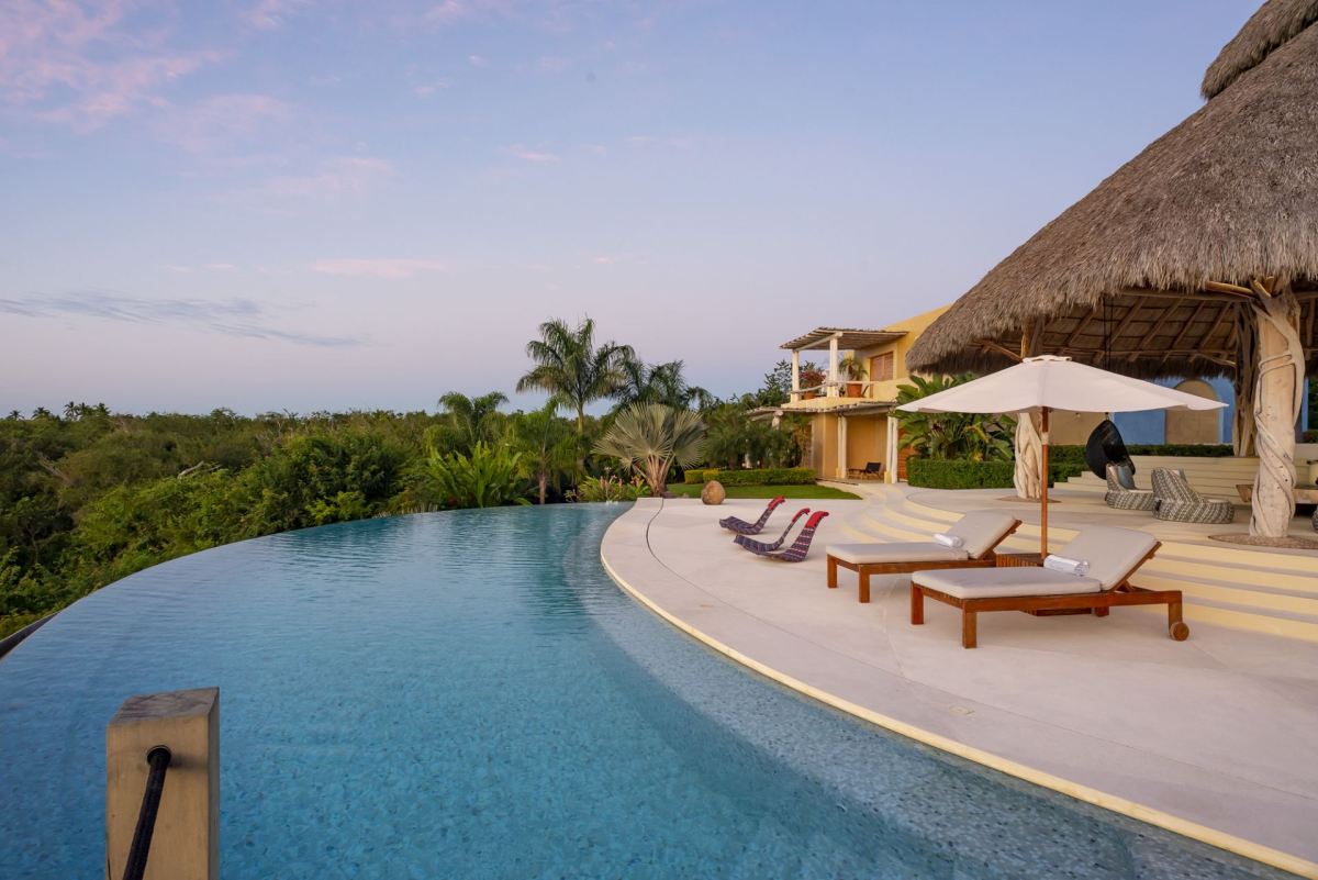 The infinity pool of Casa Palomir, a rental villa in Costa Careyes, above the Pacific