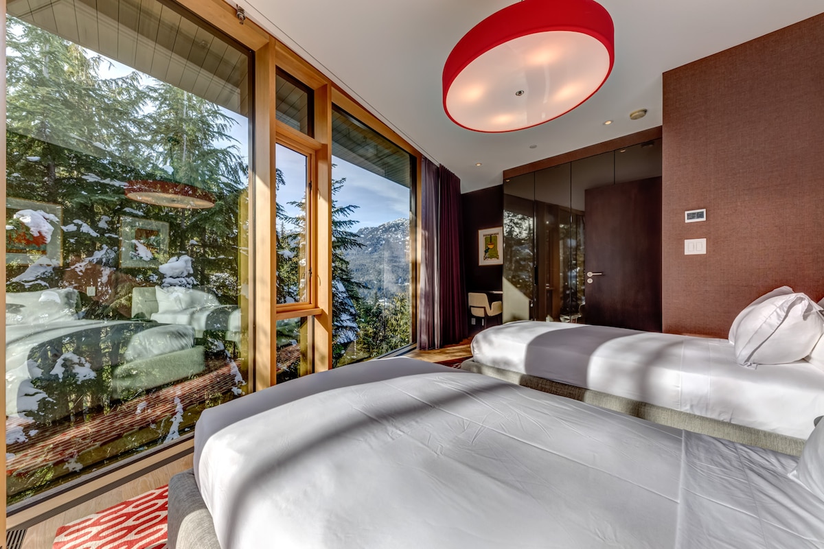 Serenity Estate, a rental chalet in Kadenwood, Whistler